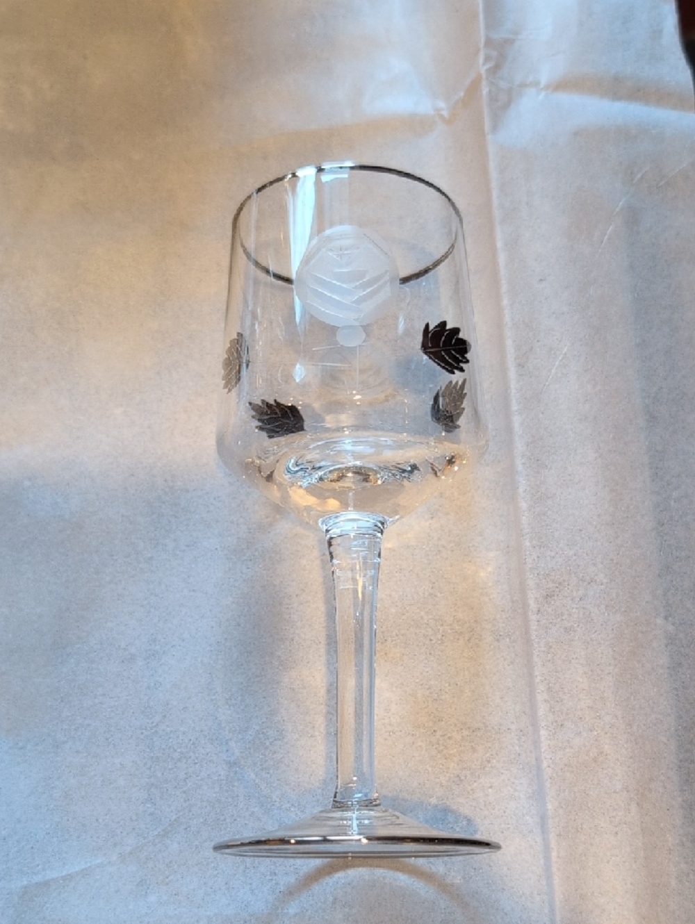 Vintage Set of 6 vintage Etched Wine Glasses - Picture 4 of 5